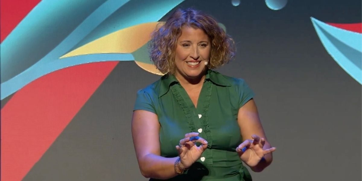 La pedagoga Susana Fernández Pantoja donant la seva xerrada TEDxIgualada sobre la resiliència infantil i l'educació basada en l'amabilitat.
